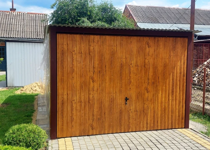 Garaż blaszany drewnopodobny 3x5, jednospadowy, brama uchylna, kolor złoty dąb
