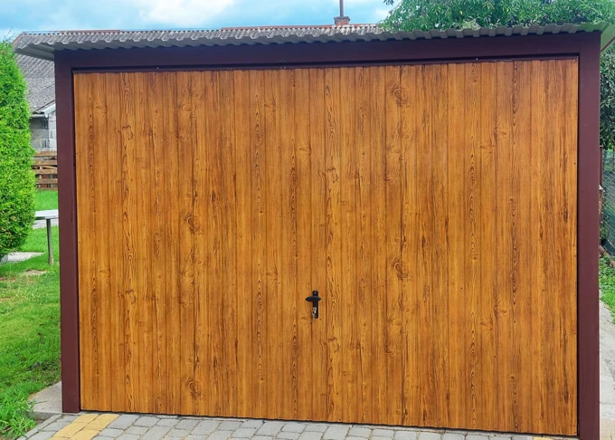 Garaż blaszany drewnopodobny 3x5, jednospadowy, brama uchylna, kolor złoty dąb