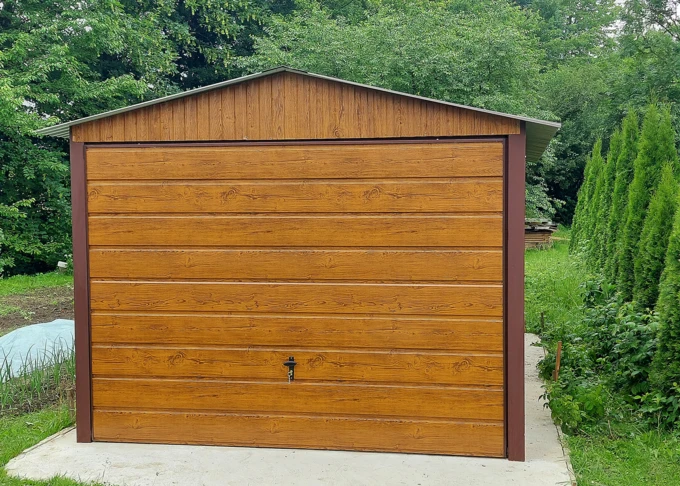 Garaż blaszany drewnopodobny 3x5, dwuspadowy, brama uchylna, kolor złoty dąb