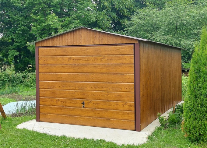Garaż blaszany drewnopodobny 3x5, dwuspadowy, brama uchylna, kolor złoty dąb