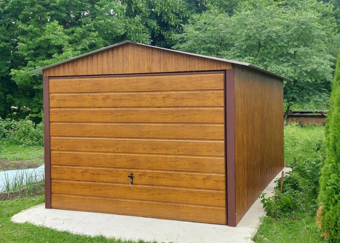 Garaż blaszany drewnopodobny 3x5, dwuspadowy, brama uchylna, kolor złoty dąb