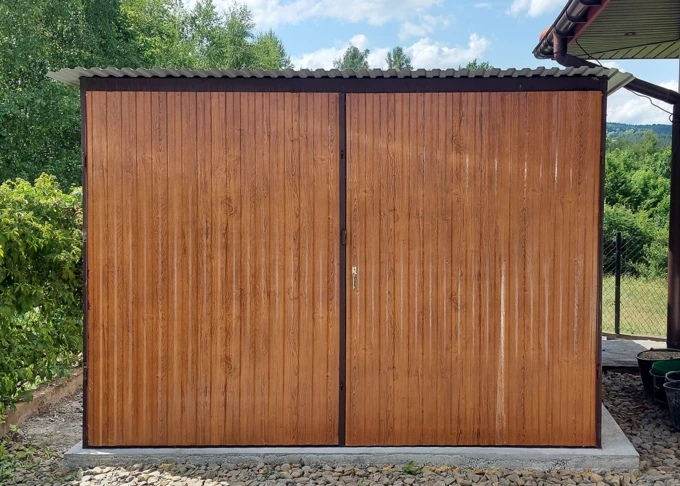 Garaż blaszany drewnopodobny 3x5, jednospadowy, brama dwuskrzydłowa, kolor złoty dąb