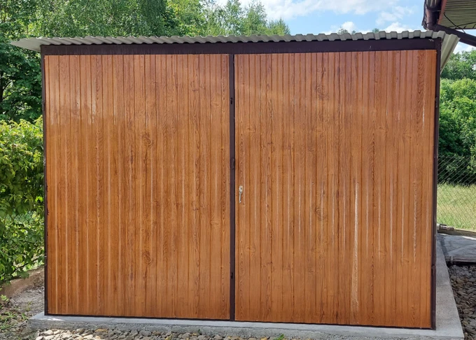 Garaż blaszany drewnopodobny 3x5, jednospadowy, brama dwuskrzydłowa, kolor złoty dąb