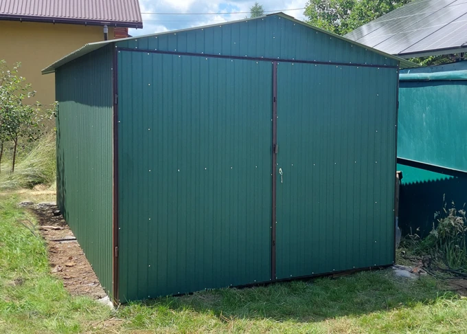 Garaż blaszany akrylowy 3x5 (zielony RAL Mat 6005), dwuspadowy, brama dwuskrzydłowa