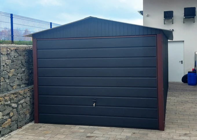 Garaż blaszany akrylowy 3x6 (czarny RAL Mat 9005 ), dwuspadowy, brama uchylna szeroki panel