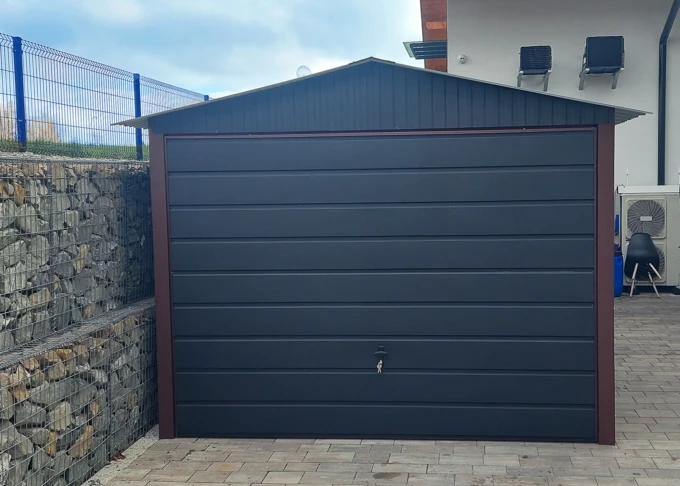 Garaż blaszany akrylowy 3x6 (czarny RAL Mat 9005 ), dwuspadowy, brama uchylna szeroki panel