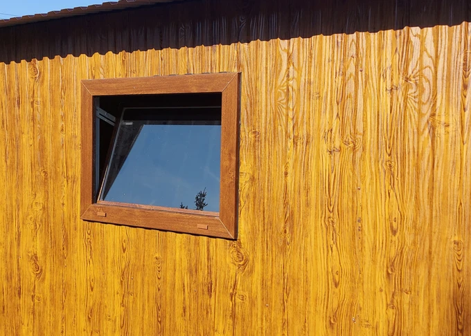 Garaż blaszany drewbnopodobny 3x6, dwuspadowy, brama uchylna szeroki panel, okno