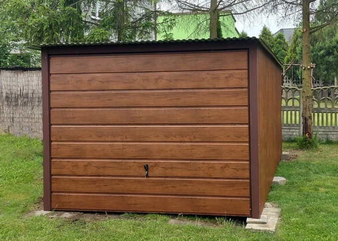 Garaż blaszany drewbnopodobny 3x5,5, jednospadowy, brama uchylna szeroki panel