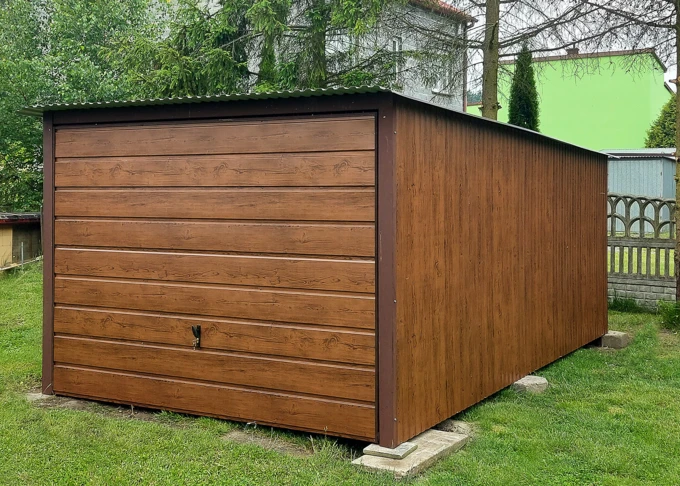 Garaż blaszany drewbnopodobny 3x5,5, jednospadowy, brama uchylna szeroki panel
