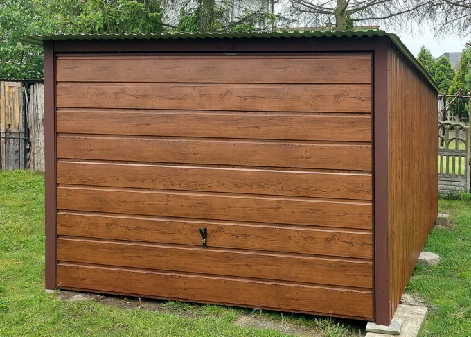 Garaż blaszany drewbnopodobny 3x5,5, jednospadowy, brama uchylna szeroki panel