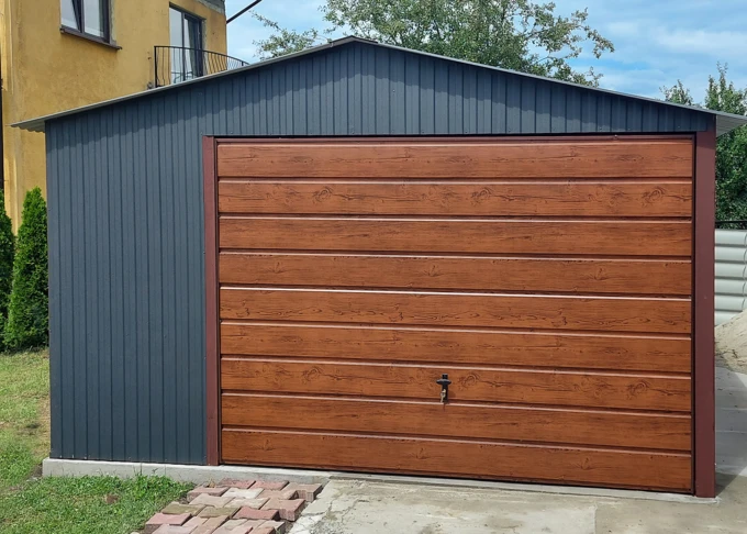 Garaż blaszany akrylowy 4x5 (grafit RAL 7016 MAT), dwuspadowy, brama uchylna szeroki panel, brama drewnopodobna orzech