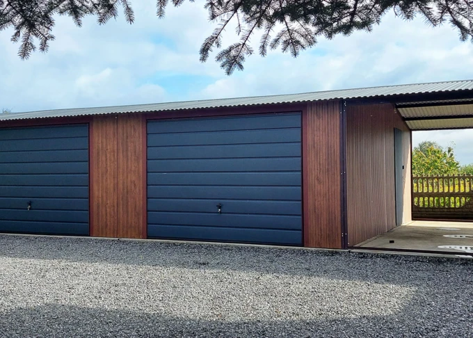 Garaż blaszany z wiatą 15x6, spad w przód, bramy podnoszone