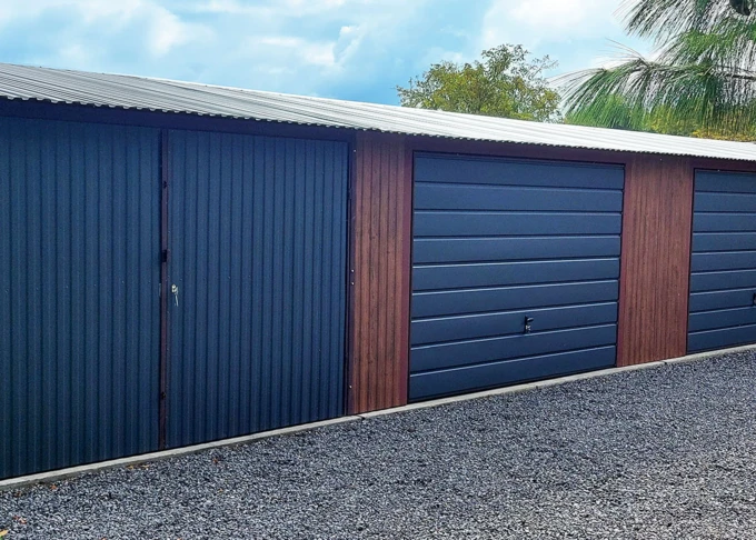 Garaż blaszany z wiatą 15x6, spad w przód, bramy podnoszone