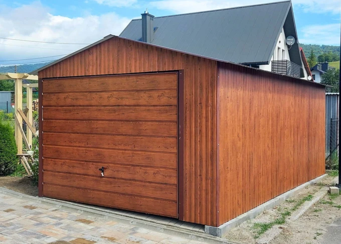 Garaż blaszany 3,5x6 Orzech, dach dwuspadowy, brama uchylna