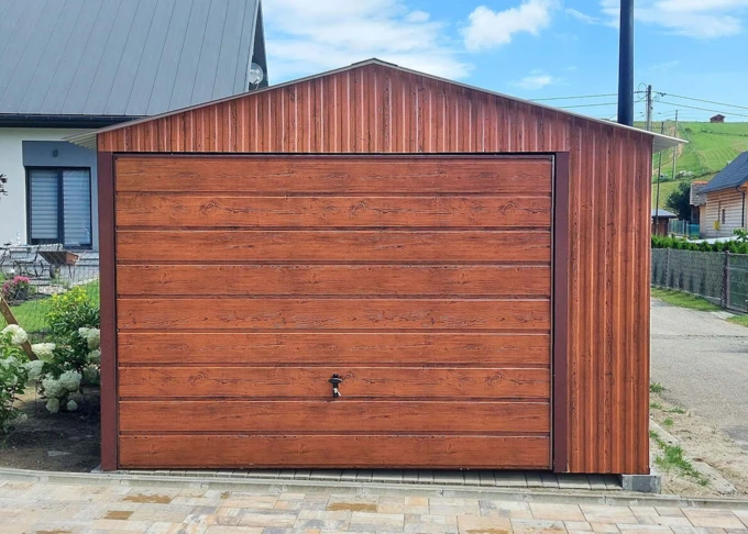 Garaż blaszany 3,5x6 Orzech, dach dwuspadowy, brama uchylna