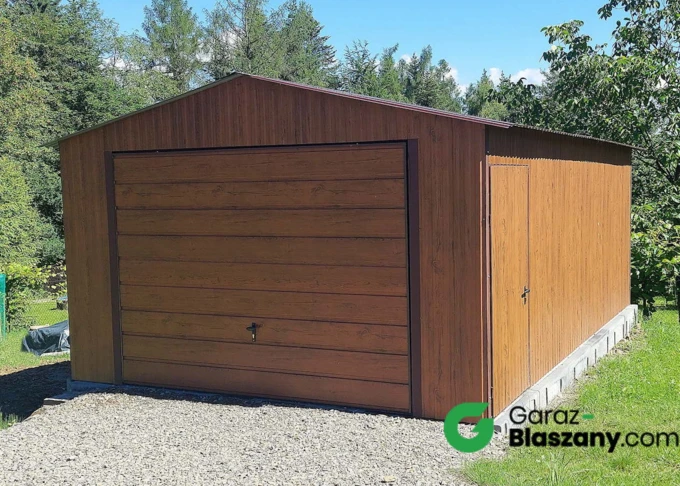 Garaż blaszany drewbnopodobny Orzech 4x5 dwuspadowy, brama uchylna szeroki panel, furtka