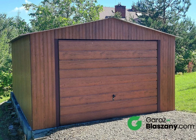 Garaż blaszany drewbnopodobny Orzech 4x5 dwuspadowy, brama uchylna szeroki panel, furtka