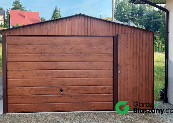 Garaż blaszany drewbnopodobny Orzech 4x5 dwuspadowy, brama uchylna szeroki panel, furtka