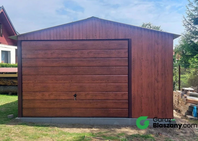 Garaż blaszany drewnopodobny Orzech 4x5 dwuspadowy, brama uchylna, okno, furtka