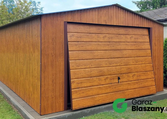 Garaż blaszany drewnopodobny Złoty Dąb 4x5 dwuspadowy, brama uchylna, drzwi