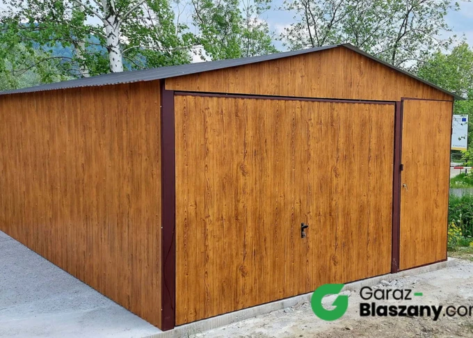 Garaż blaszany drewnopodobny Złoty Dąb 4x5 dwuspadowy, brama uchylna, drzwi