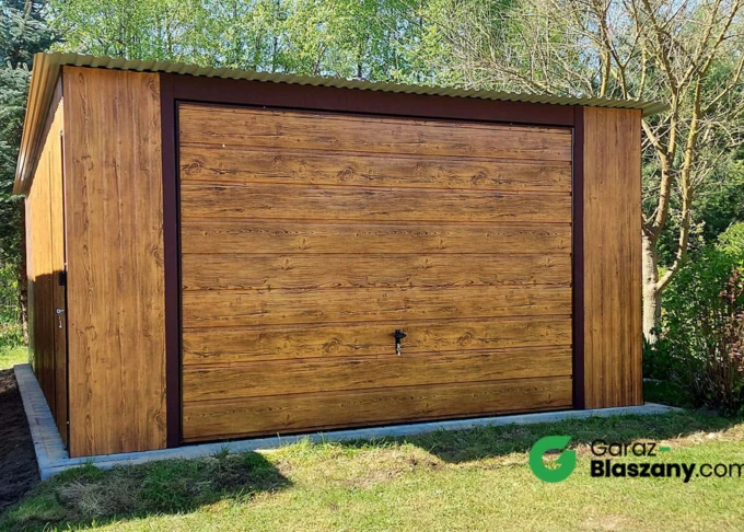Garaż blaszany drewnopodobny Złoty Dąb 4x5 jednospadowy, brama uchylna, drzwi