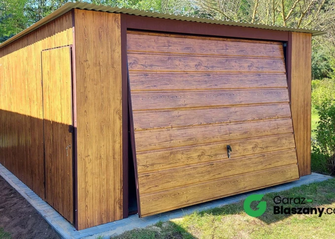 Garaż blaszany drewnopodobny Złoty Dąb 4x5 jednospadowy, brama uchylna, drzwi