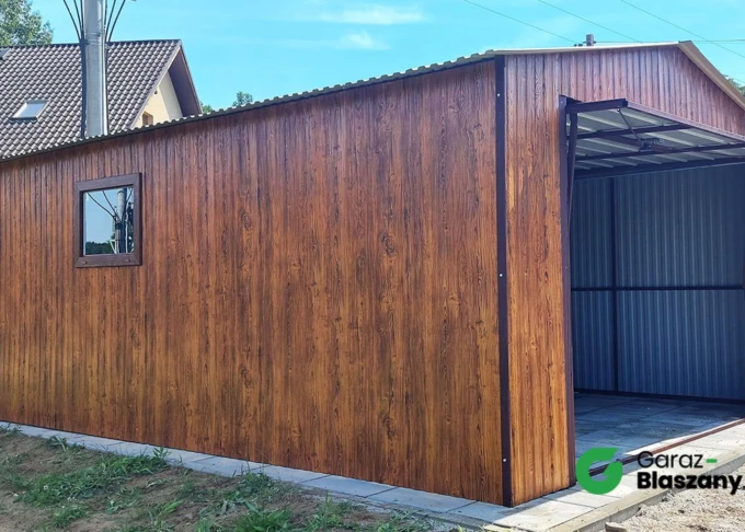 Garaż blaszany 4x5,5  Złoty Dąb, dach dwuspadowy, brama uchylna, okno