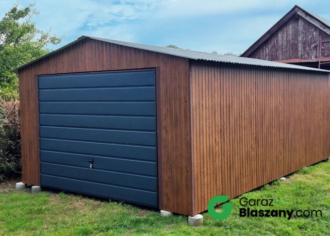 Garaż blaszany 4x6 Orzech, dach dwuspadowy, brama uchylna, panel Grafit