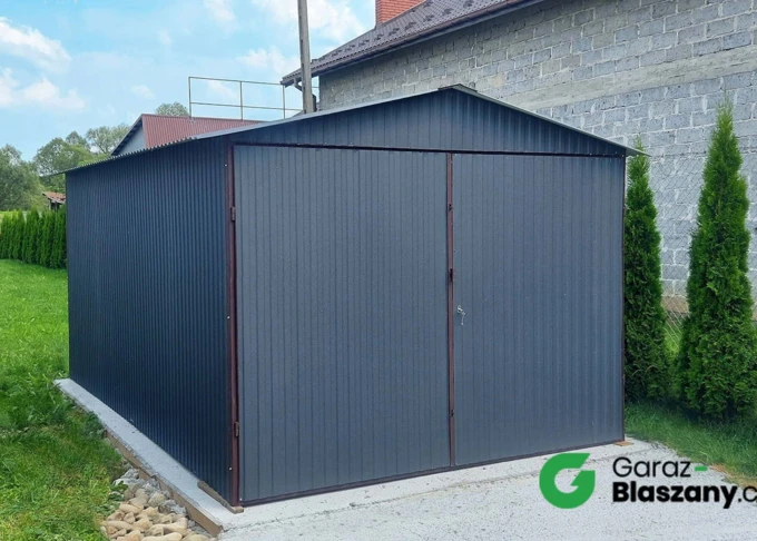 Garaż blaszany 3x5,5 Grafit MAT, dach dwuspadowy, brama dwuskrzydłowa