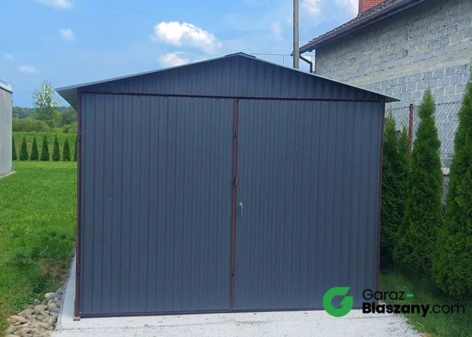 Garaż blaszany 3x5,5 Grafit MAT, dach dwuspadowy, brama dwuskrzydłowa