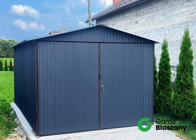 Garaż blaszany 3x5,5 Grafit MAT, dach dwuspadowy, brama dwuskrzydłowa