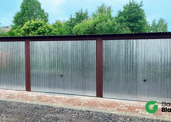 Garaż blaszany 9x5 ocynk, dach jednospadowy, brama uchylna