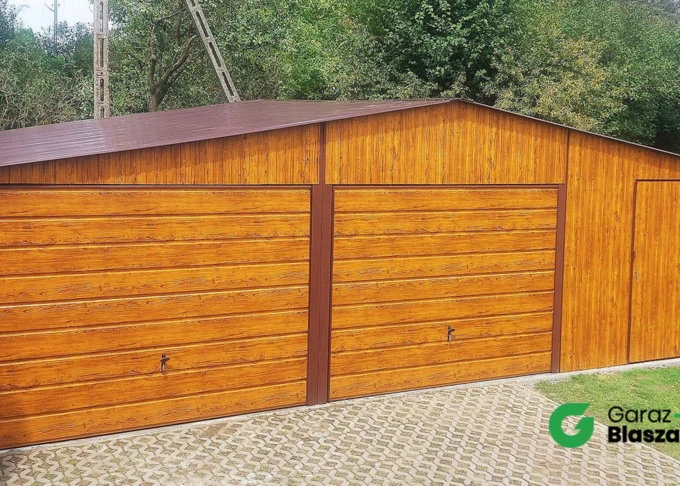 Garaż blaszany 9x5 Złoty Dąb, dach dwuspadowy, brama uchylna, drzwi
