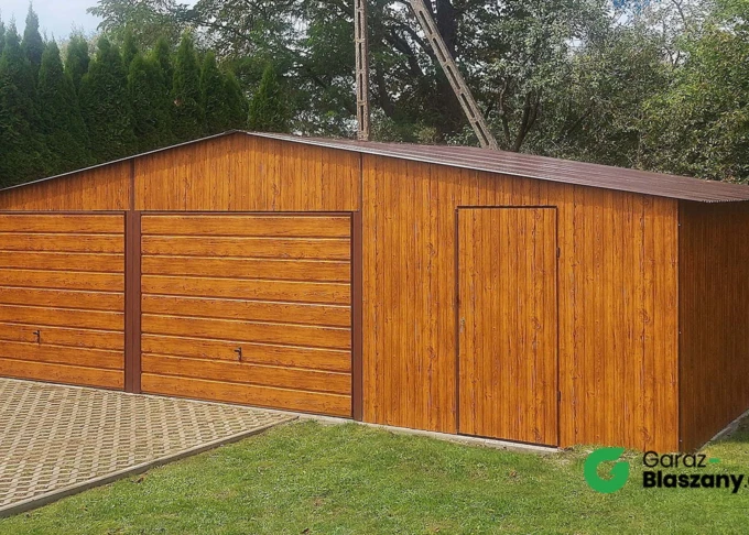 Garaż blaszany 9x5 Złoty Dąb, dach dwuspadowy, brama uchylna, drzwi