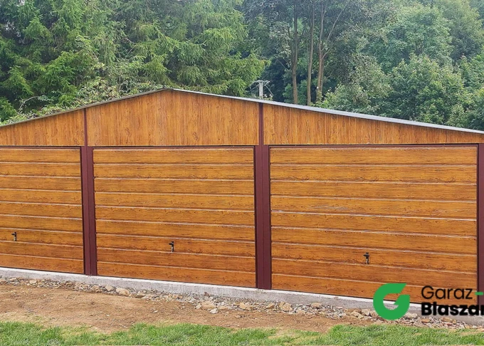 Garaż blaszany 9x5 Złoty Dąb, dach dwuspadowy, brama uchylna, panel