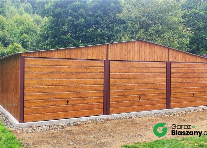 Garaż blaszany 9x5 Złoty Dąb, dach dwuspadowy, brama uchylna, panel