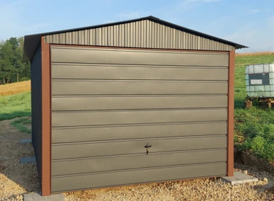 Garaż blaszany 3x5,5 grafit (RAL), dach dwuspadowy, brama podnoszona