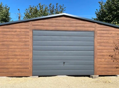 Garaż blaszany 6x5 dwuspadowy brama uchylna, z obróbkami blacharskimi, szeroki poziomy panel