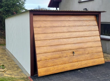 Garaż blaszany 3x5 akrylowy biały, dach jednospadowy, brama podnoszona drewnopodobna złoty dąb