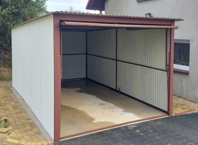 Garaż blaszany 3x5 akrylowy biały, dach jednospadowy, brama podnoszona drewnopodobna złoty dąb