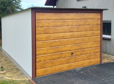 Garaż blaszany 3x5 akrylowy biały, dach jednospadowy, brama podnoszona drewnopodobna złoty dąb