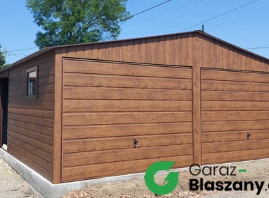 Garaż blaszany drewnopodobny 6x5 m, dach dwuspadowy z obróbkami blacharskimi