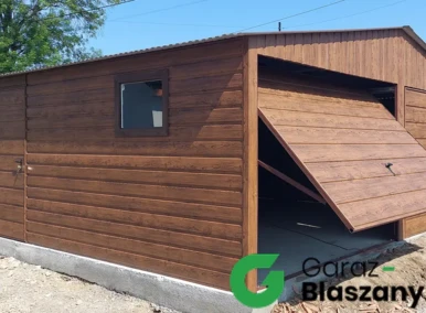 Garaż blaszany drewnopodobny 6x5 m, dach dwuspadowy z obróbkami blacharskimi