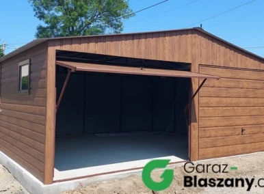 Garaż blaszany drewnopodobny 6x5 m, dach dwuspadowy z obróbkami blacharskimi