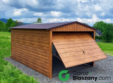 Garaż blaszany drewnopodobny 3x6 m, z obróbkami blacharskimi