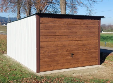 Garaż blaszany 3x5 akrylowy biały, dach jednospadowy, brama podnoszona drewnopodobna orzech