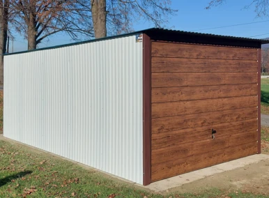 Garaż blaszany 3x5 akrylowy biały, dach jednospadowy, brama podnoszona drewnopodobna orzech