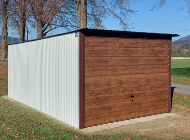 Garaż blaszany 3x5 akrylowy biały, dach jednospadowy, brama podnoszona drewnopodobna orzech