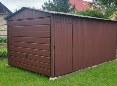 Garaż blaszany 3x5 akrylowy czekoladowy (RAL 8017), dach dwuspadowy, brama podnoszona szeroki panel, dodatkowe drzwiczki